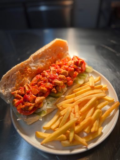 Sandwich mit Hähnchen und Pommes To GO